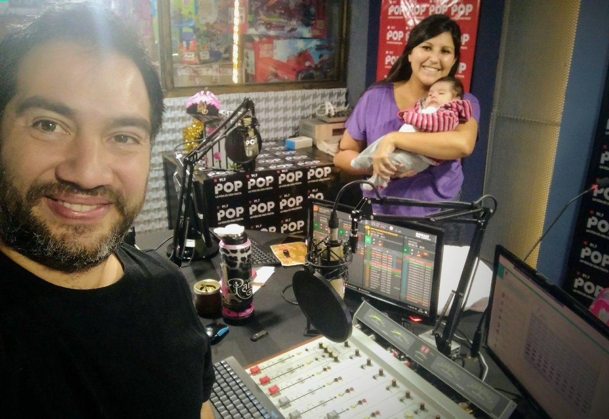 Chris_Kofman's tweet photo. La familia radial unida! Estamos en @PopPinamar como todas las tardes! https://t.co/oeX50hC2Rk y 91.7 📻 en #Pinamar 💜 @cinchulandia https://t.co/s8YPEo60sT