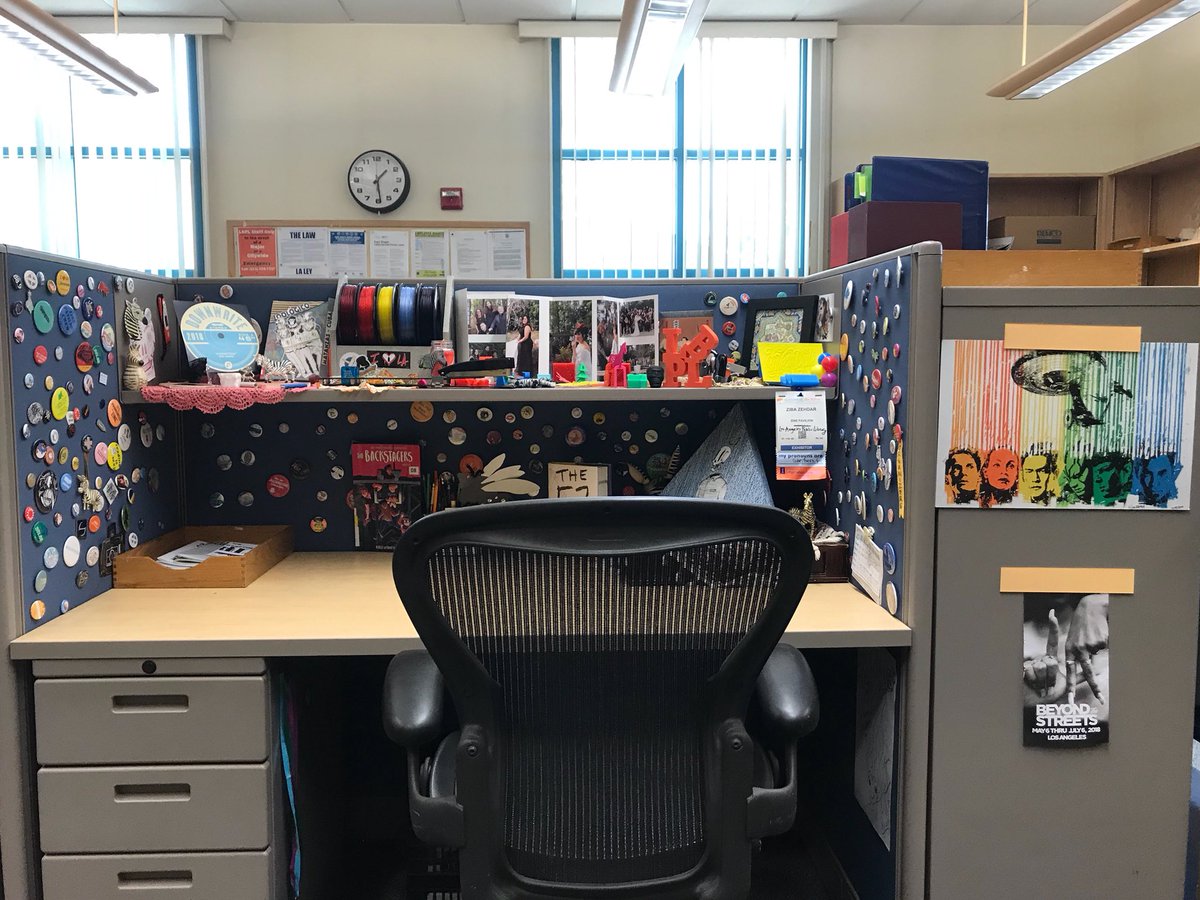 DJZibaZ's tweet image. I love my desk #zibazlibrarian #baldwinhillslibrary💖💗📖