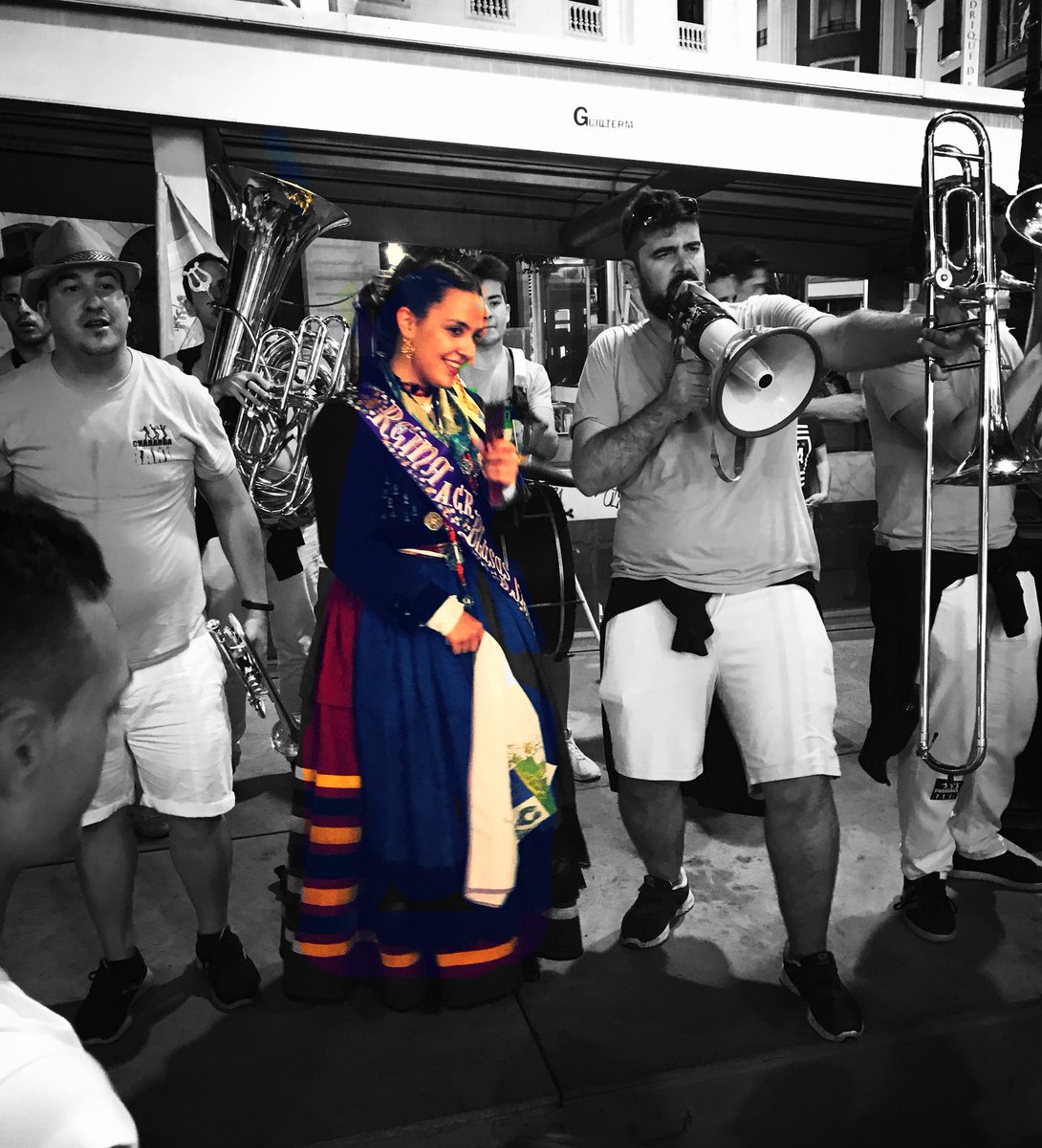 AupaSanEsteban's tweet photo. Lo que viene siendo liarla parda, perdón liarla morada en el Pza. Santo Domingo. 
#AúpaSanEsteban #AúpaElArrabal #Sampedros https://t.co/9ELarw29tL