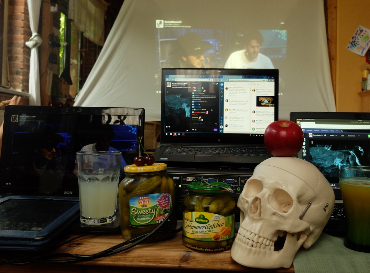 PauleKirschbaum's tweet photo. Sehr mutig - vielen Dank für gute Unterhaltung @DerHauge @TheRocketBeans #rbtv #spitzestifte #SPACE #sweetys #cointreaufizz #heieiei #kirsche #apfel #schädel #auchduliebsthauke @MaexApfelbaum @Skelle89 https://t.co/zJJZNOIpa9