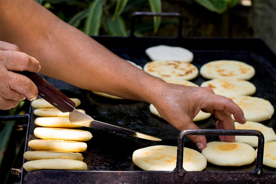 visionagro's tweet photo. #30Jun Realizarán ‘#Arepada Solidaria’ en #Madrid para recaudar medicinas / Quienes asistan al evento, podrán comer arepas venezolanas, participar en bailoterapias y recibirán una camiseta de regalo a cambio de los 15 euros que cuesta la entrada...https://t.co/DHHi5pONIz https://t.co/N6RqSeJZhk