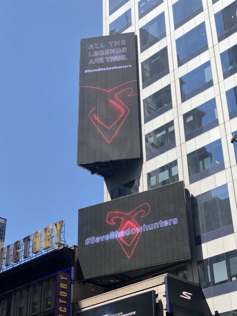 JaviPonzo's tweet photo. Best fandom EVER 👇 #ShadowhuntersTimesSquare https://t.co/dhCbw8zQiF
