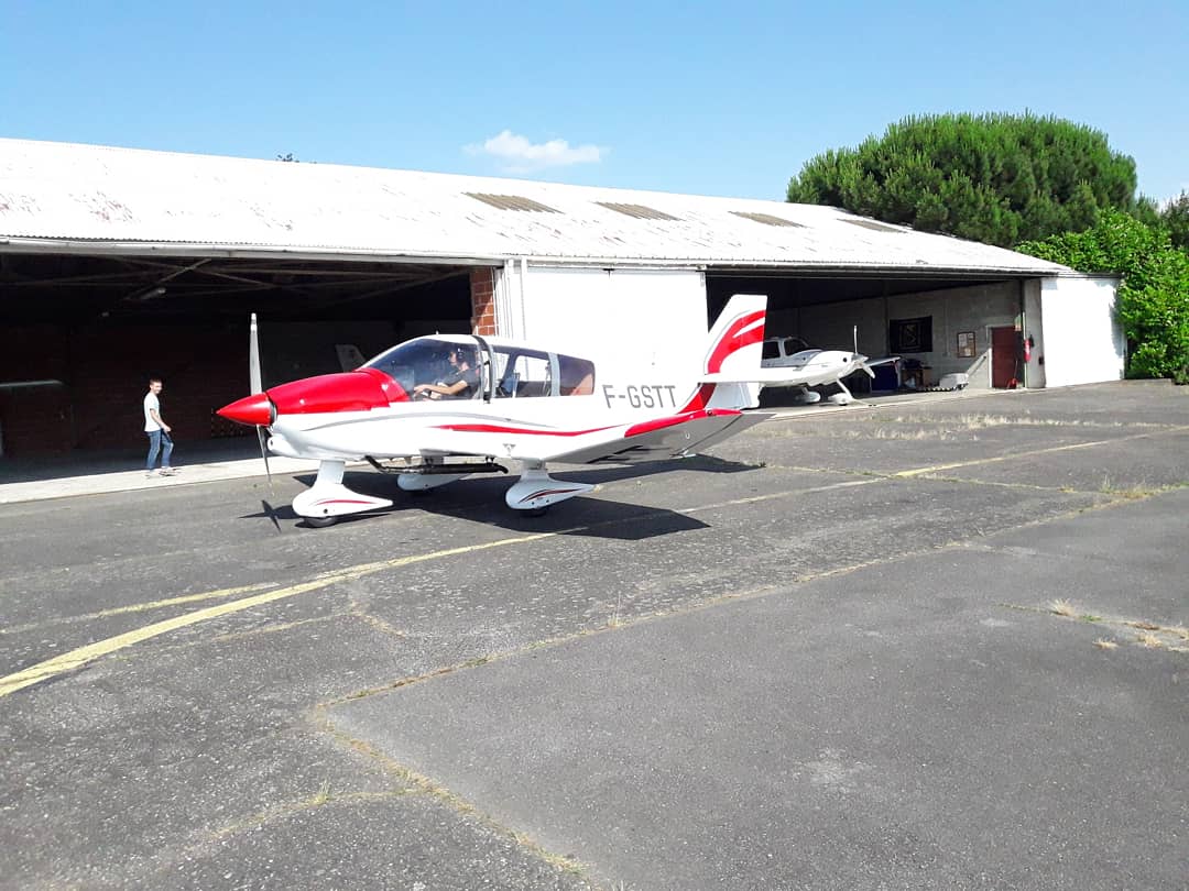 fly_ACTMP's tweet photo. Un petit nouveau est arrivé depuis Tours aujourd'hui au club, il sera dans accesible à tous les membres durant cette été, le Robin DR400-120 F-GSTT ! 
Un grand merci aux deux volontaire qui ont apportés cette petite construction française ! 
#robinaircraft #dr400 #fgstt #tours https://t.co/BjX3ioVKtI