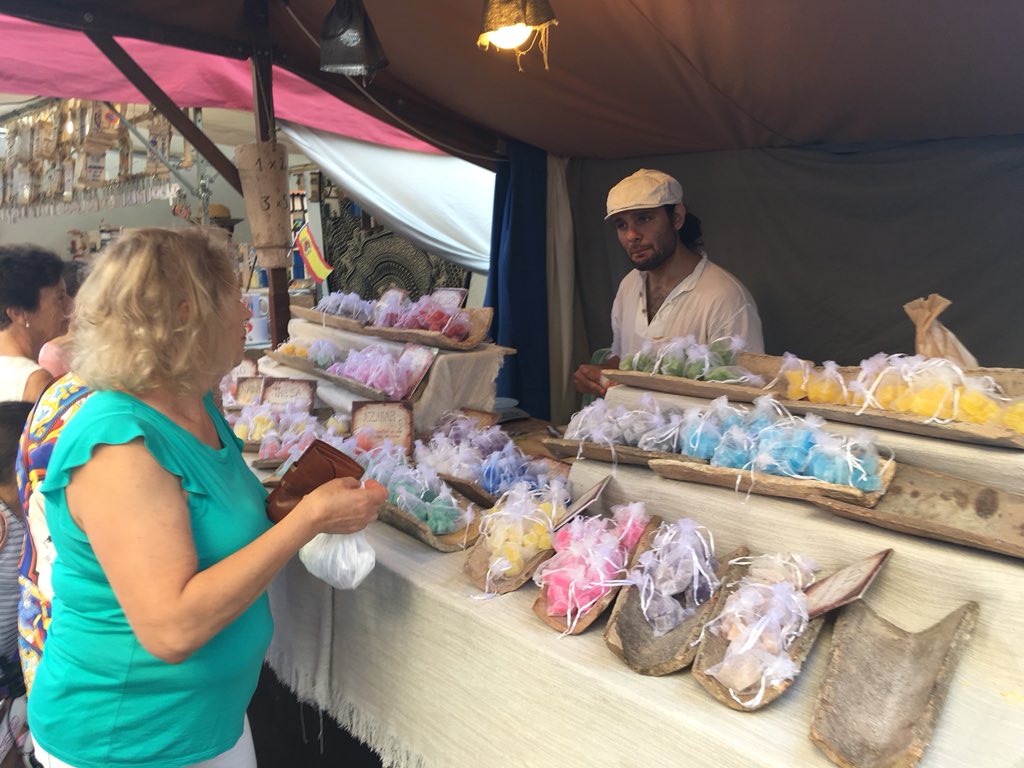 TenenciaSPA's tweet photo. MERCADO COLONO de #SanPedroAlcántara en #MarquésdelDuero. Genial ambiente esta noche en el centro De San Pedro. #DisfrutaSanPedro #MercadoColono #Fiestas #Eventos https://t.co/wQ7AE4G6bC