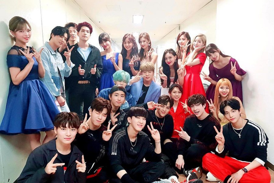 Twitter 上的soompi Twice Straykids And Day6 Pose Together For Jyp Family Photo T Co 6xu1yz3kra T Co Mxg47lemgy Twitter