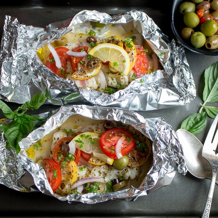 Mediterranean Red Snapper Packets is a super easy 20-minute prep to table meal with white #fish seasoned with lemons, olives, shallots, tomatoes and spices. <a href="/MieRadici/">Mie Radici</a> . Great on the BBQ or in the OVEN! bit.ly/2tHnaAT