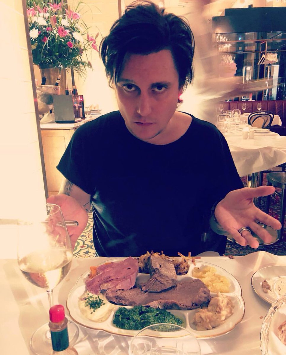 SynysterGates's tweet image. 🎶How, how did the cat get so fat🎶
#thousandbuckstonamethattuneanyonebutjohnnyandzacky
#checksinthemail
#donteatmeatbutifyoudomakessurethereistonguelegandassholeallonthesameplate