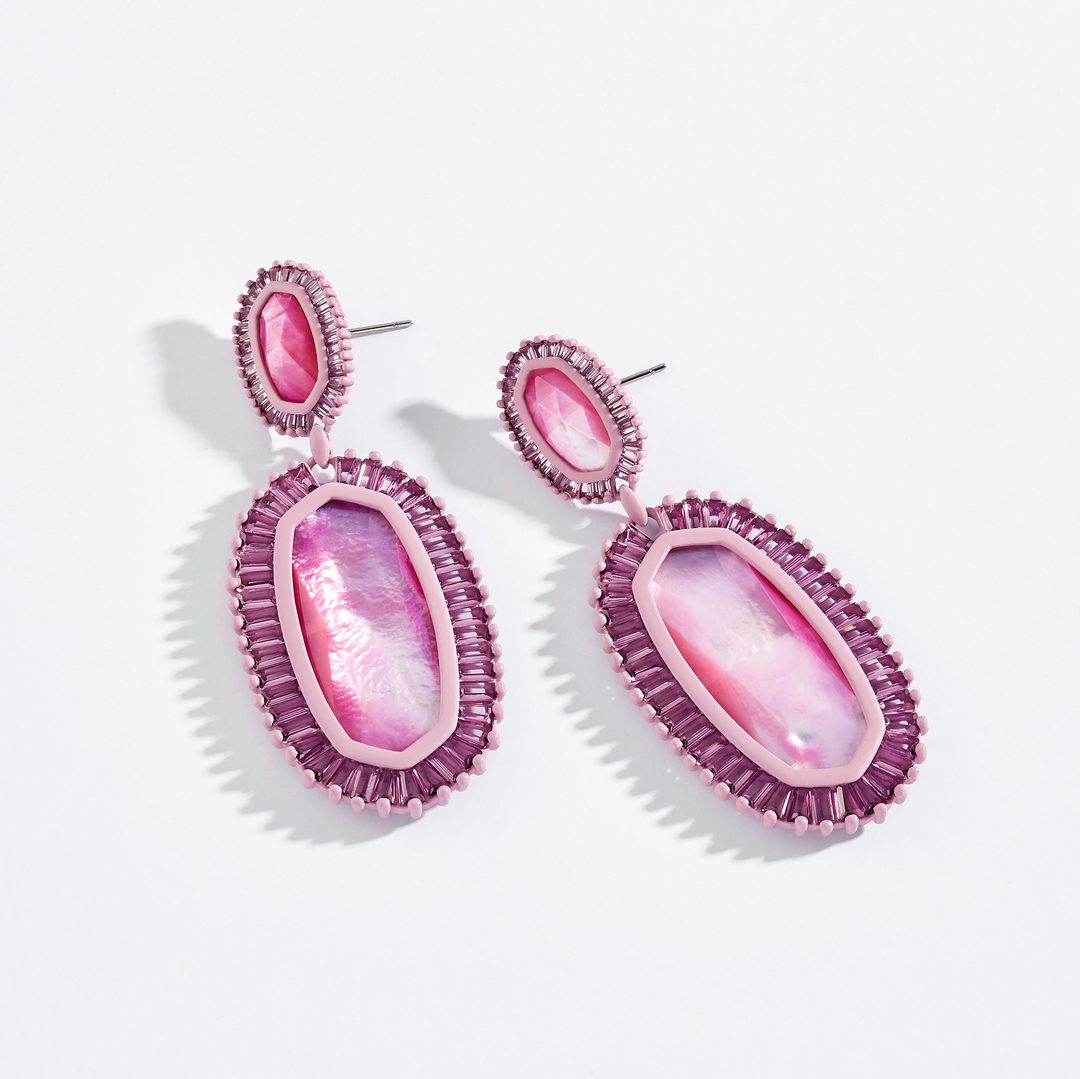 KendraScott's tweet photo. The #KSSummer18 Kaki earrings are the fun that your weekend is dying for.
https://t.co/dTbDbO9iO0
These matte finished pieces are plated over brass with a border of baguette-cut stones surrounding our signature oval shape. https://t.co/fgTiiP4onU