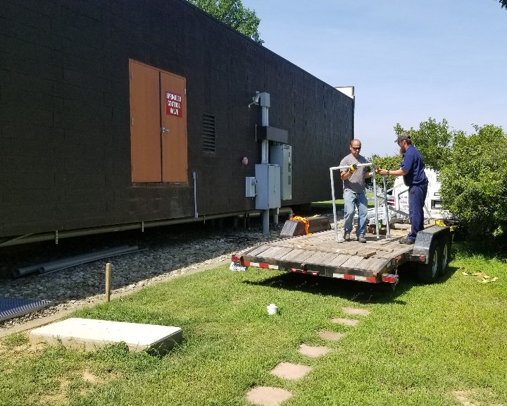 JRarchaeology's tweet photo. Jesse with #BayDiesel, Shane & his crew are unloading the generator platform. #ButtnerElectric will finish the wiring & our museum will have backup power, which is essential for the important artifacts within. (📸: Michael Lavin) #HistoricJamestowne #Archaearium https://t.co/QdTCETgrWN