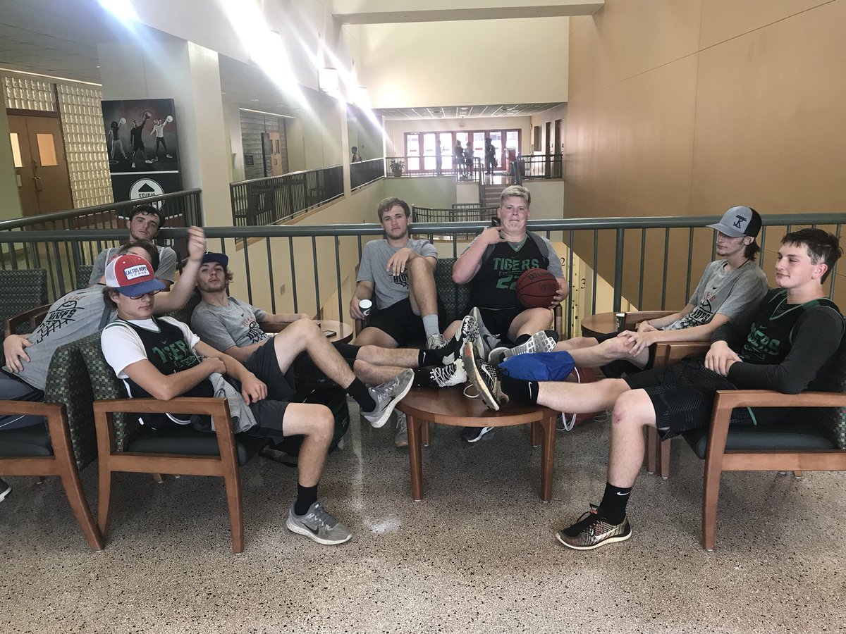 LatexoAthletics's tweet photo. Players chillin after our 47-40 victory at the Texas Team Camp https://t.co/fdfbrQmaqx