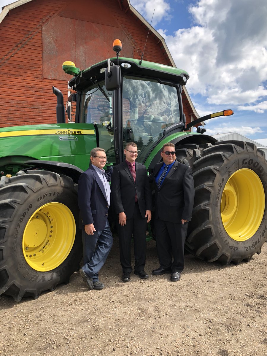 WheatGeerJJ's tweet image. 3 generations of Guelly boyz!

@MattyGee07 
#Grad18