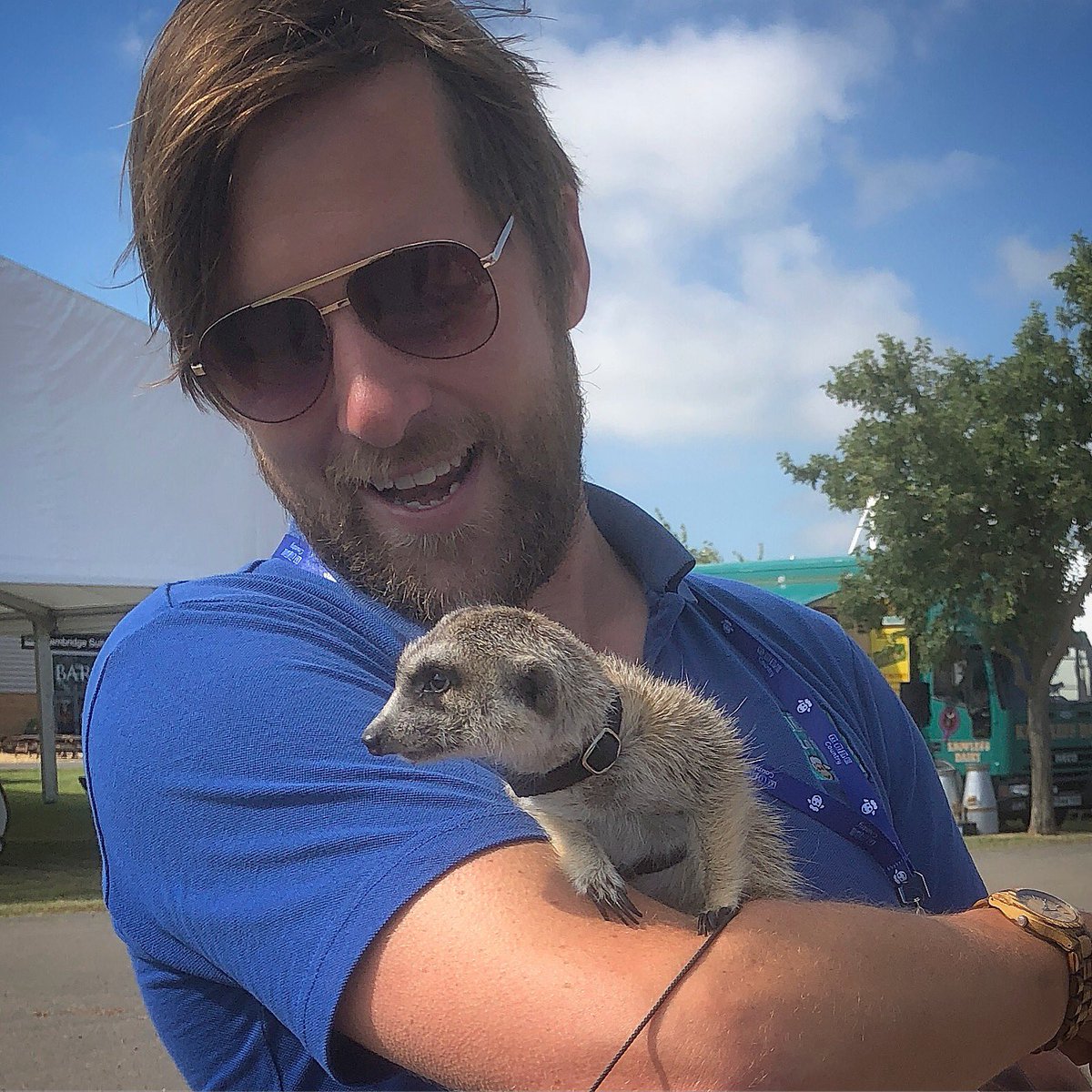 Farmer_Tom_UK's tweet photo. I made a new friend today at #FFD18 @KidsCountryUK. Don’t we look great together? I want one! 
#meerkat #meerkatsofinstagram @HamertonZoo https://t.co/N1kPoElABx