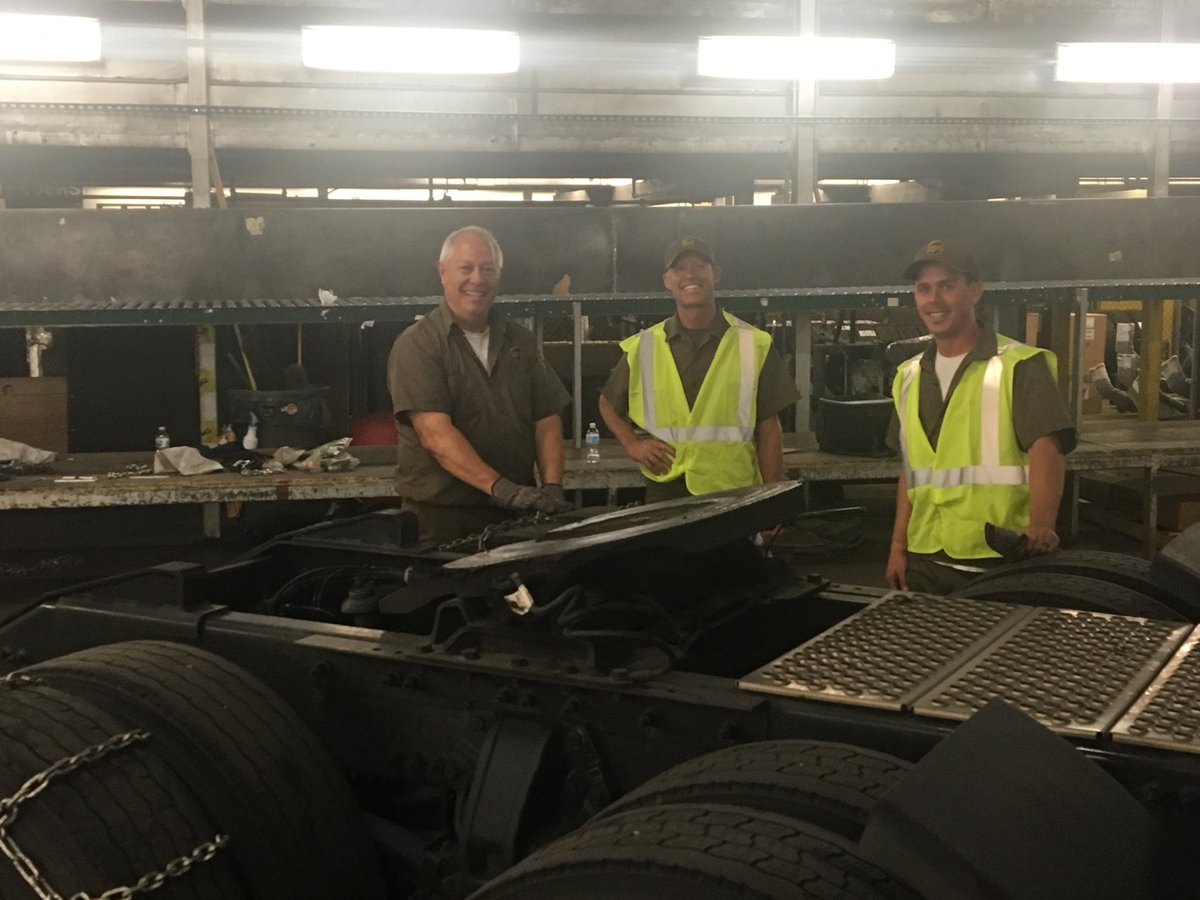 ⁦@DesertMTUPSers⁩ #caughtsafely. Senior driver Harry teaching new drivers from package how to properly chain up! Thank you Harry!