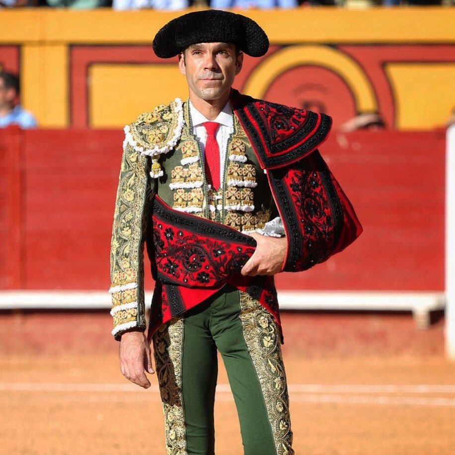 Toroshopping's tweet photo. Para su reaparición en Algeciras, José Tomás eligió un vestido verde botella y oro con la pedrería y los cabos rojos, y un capote de paseo grana con el bordado azabache. Clásico y eterno, como su toreo #algeciras #josetomas #verdebotella #vestidodeluces #vivirsintorearnoesvivir https://t.co/WroxQg9nhv