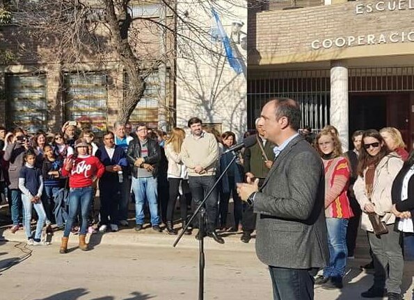 carlospereiraSF's tweet photo. #PlanNorte
Cumplimos las promesas de campaña: mejoramos los accesos a escuelas.
@josecorralSF dejó inaugurado el nuevo pavimento en Regimiento 12 de Infantería junto a los vecinos, docentes y alumnos de la escuela Cooperación Escolar y el Jardín 22.
#LoEstamosHaciendoJuntos https://t.co/WadPOLIx4Y