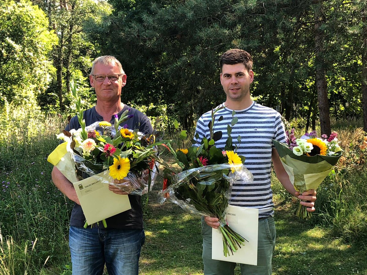HacronGroen's tweet photo. Twee gediplomeerde ETW-ers erbij! Proficiat heren! #boomverzorgers #etw #europeantreeworker #hacrongroen #boomverzorging https://t.co/ifyv9Pr7TE