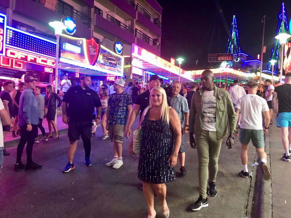 Guys working into the night on the strip! #protection #sia #security