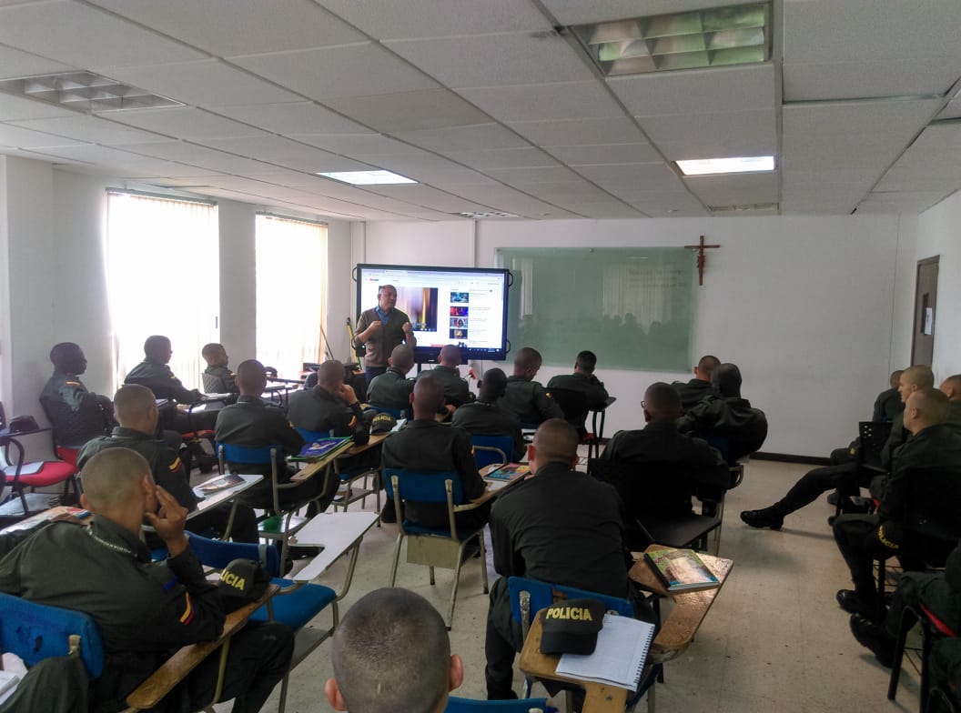mindefensa's tweet photo. Hoy, Dirección de Derechos Humanos del @mindefensa realizó capacitación sobre DDHH en Manizales al personal de la escuela de Carabineros de @PoliciaColombia sobre Género y Violencia sexual https://t.co/LAsSvwQNU5