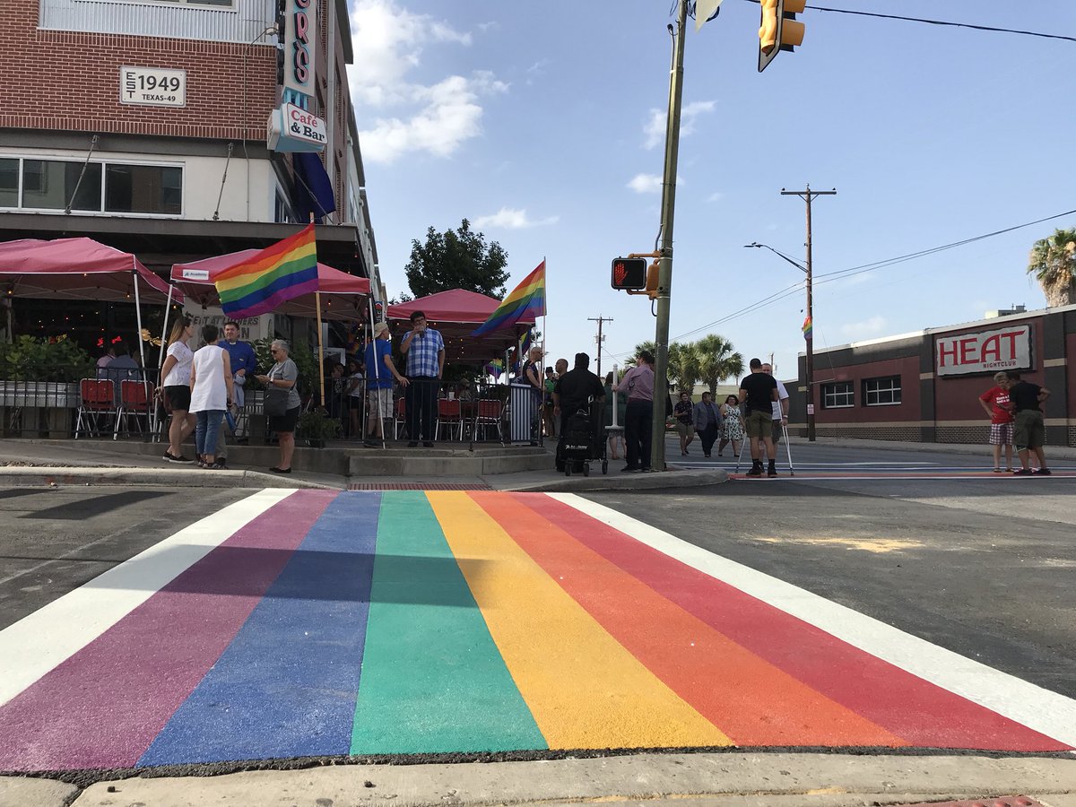 AstridT60's tweet photo. Inauguran cruce de calles de arcoíris entre las calles Main y Evergreen, donde la comunidad LGBTQ se reúne en San Antonio. Esto se da a horas de que el desfile Pride se lleve a cabo en esa zona. #tvreporter #satx #sanantonio #texas #rainbow #crossing @Noticias60 https://t.co/miQC0OnKVk