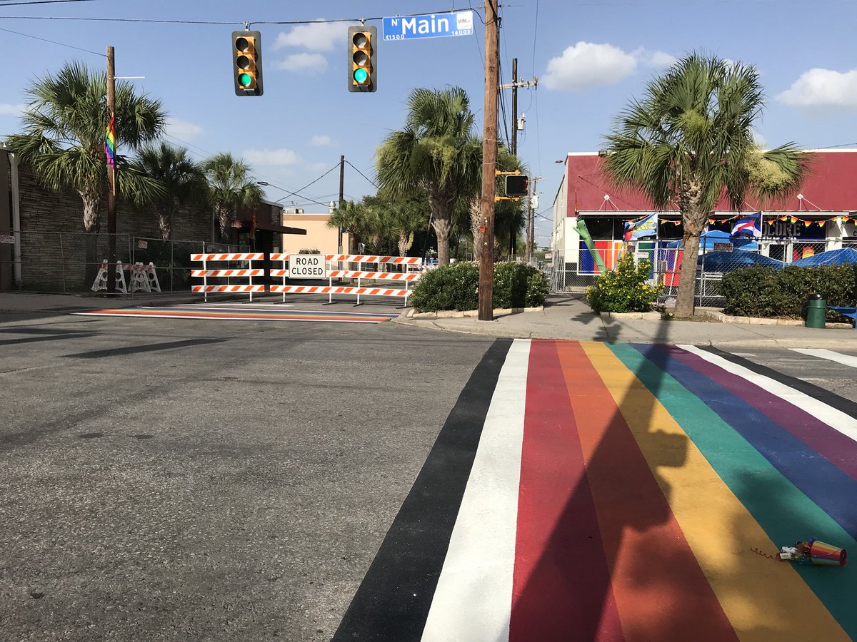 AstridT60's tweet photo. Inauguran cruce de calles de arcoíris entre las calles Main y Evergreen, donde la comunidad LGBTQ se reúne en San Antonio. Esto se da a horas de que el desfile Pride se lleve a cabo en esa zona. #tvreporter #satx #sanantonio #texas #rainbow #crossing @Noticias60 https://t.co/miQC0OnKVk