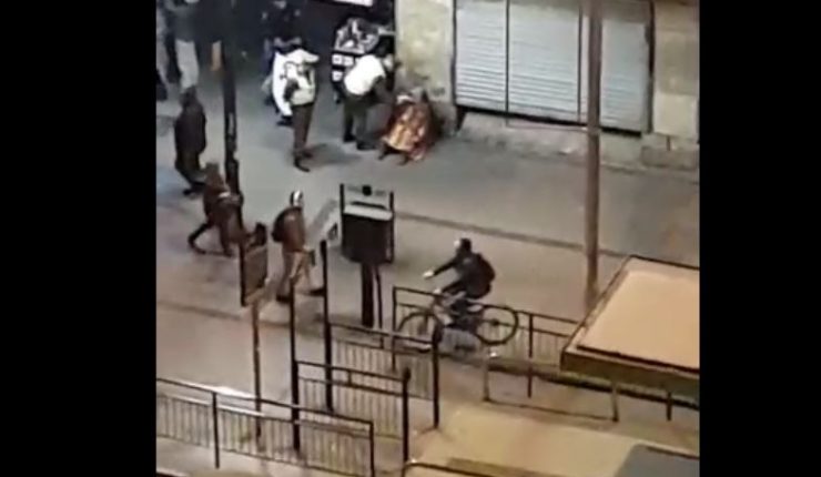 CNNChile's tweet photo. ¿No lo viste? Carabinero fue grabado comprándole un completo a mendigo https://t.co/PicdYwtrMK #CNNChile https://t.co/5SJ3kVV4Rg