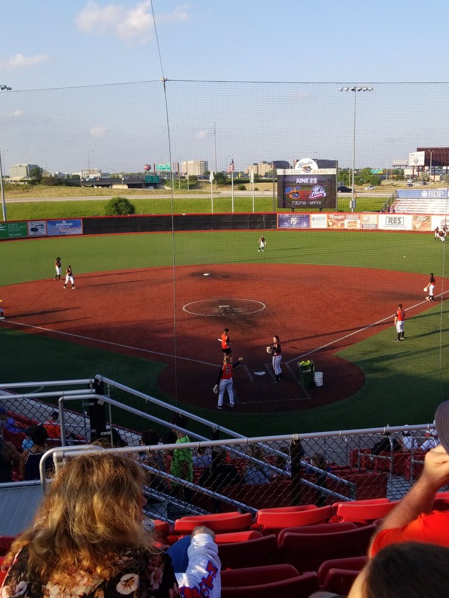 Chi_Bandits14U's tweet photo. It's almost game time. Come support the NPF and our Bandits. @Chicago_Bandits @profastpitch https://t.co/6T3wrrxqyO