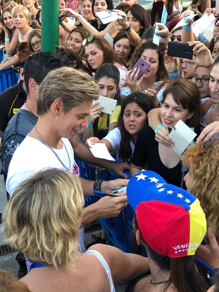 carlosbautefans's tweet photo. Gracias @anecblau por las fotos y vídeo #AndoBuscando https://t.co/jkXV4YdyVg de @carlosbaute desde el showcase #ENJOYQUACKLIFE https://t.co/qFmlNcUw49