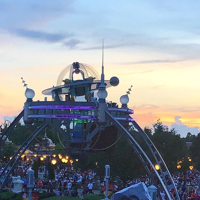 TheBrookharts's tweet photo. Tomorrowland at night over everything! #magickingdom #tomorrowland #magicliveshere #floridasunset #peoplemover https://t.co/aHJzxiOP3f