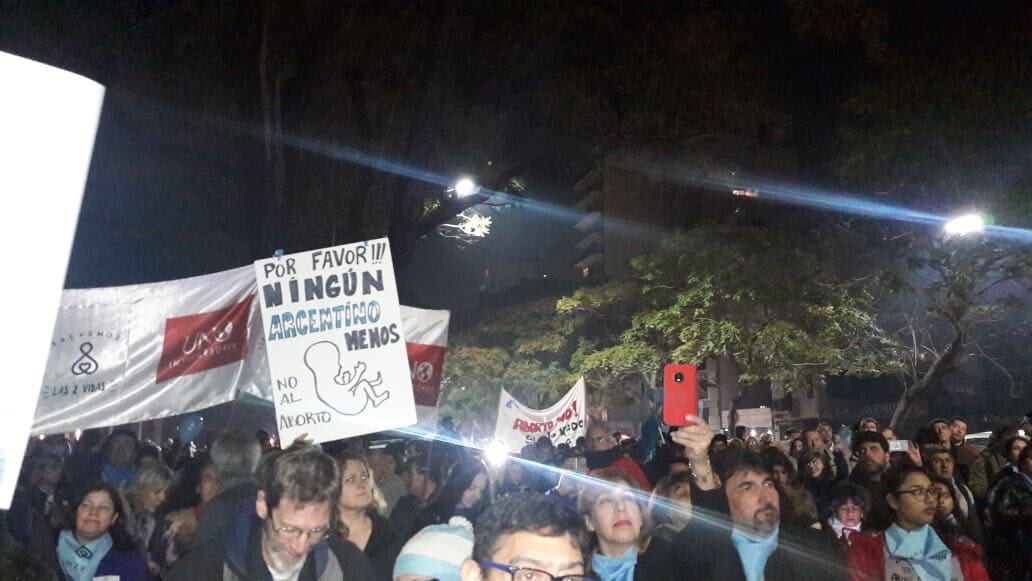 unidadprovida's tweet image. #Ahora a la quinta de Olivos llegó #LaOlaCeleste
@mauriciomacri escuchá al pueblo que en la calle se une en un reclamo: #SalvemosLas2Vidas