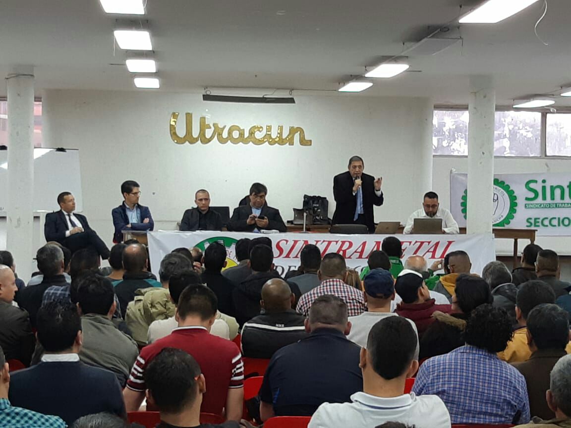 AlbertoCastSal's tweet photo. Hoy acompaño a trabajadores de más de 45 sindicatos en Foro "Defensa de la Estabilidad Laboral Reforzada" @CesarALuqueF @PoloDemocratico https://t.co/PkdSNmUXoj