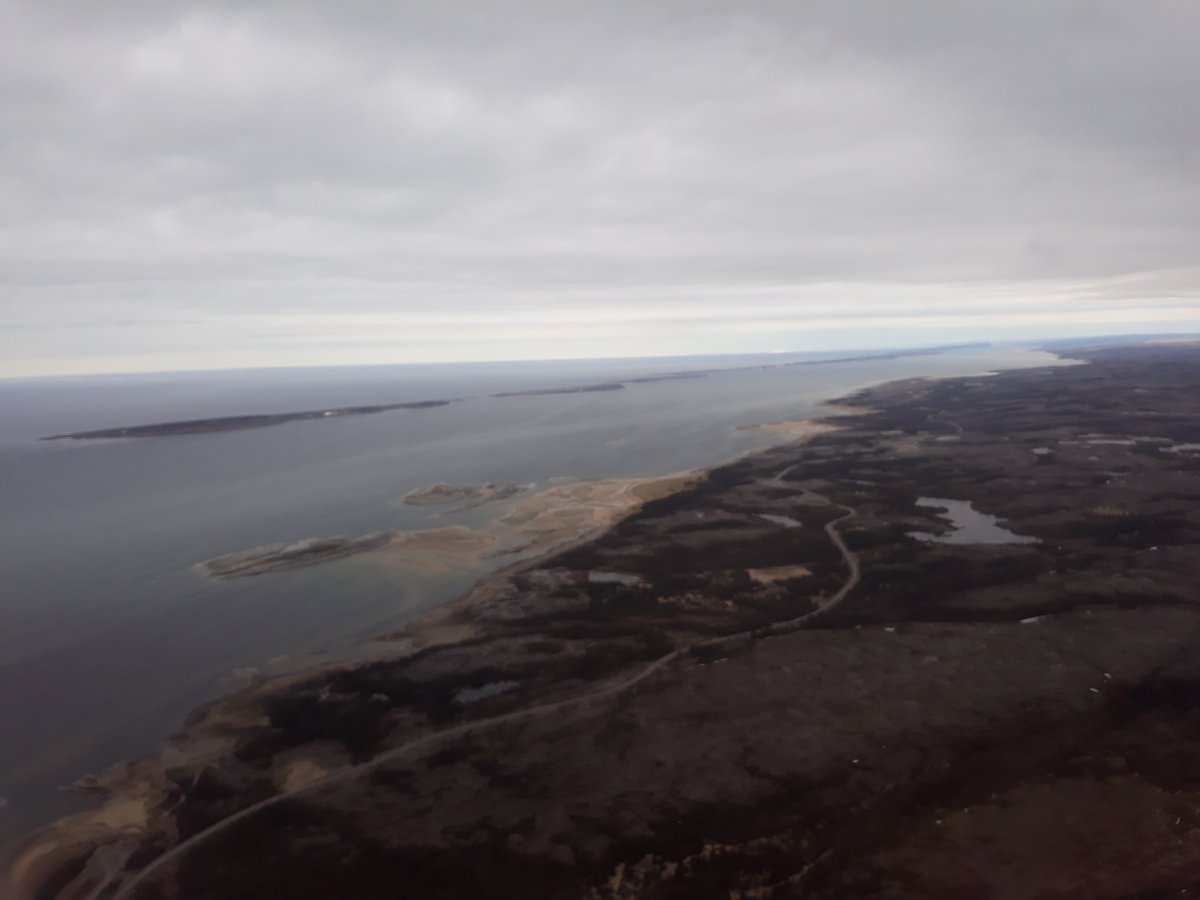 ProfPaulDunlop's tweet photo. Going going gone. What a difference a few degrees of latitude makes on fragile planet #Earth. Sea ice changes in #Hudson Bay flying south from fieldwork in #Nunivik on @NERCscience Canada Arctic Partnership project @UlsterUniGES @UlsterUniLHS @BRITICECHRONO https://t.co/nXH6OdZXmL