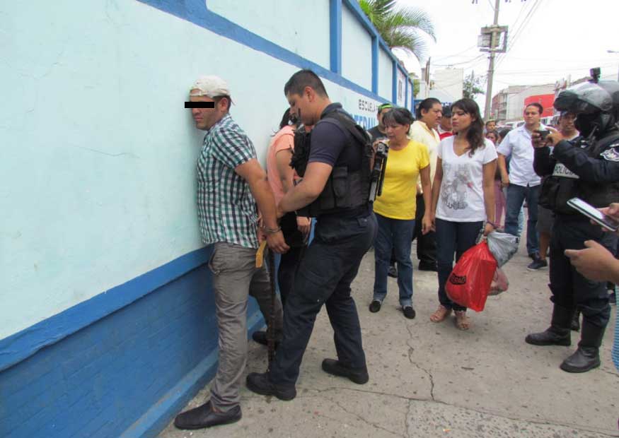 Ciudadanos capturan a carterista en la Plaza de La Tecnología en Veracruz Puerto. Noticias en tiempo real