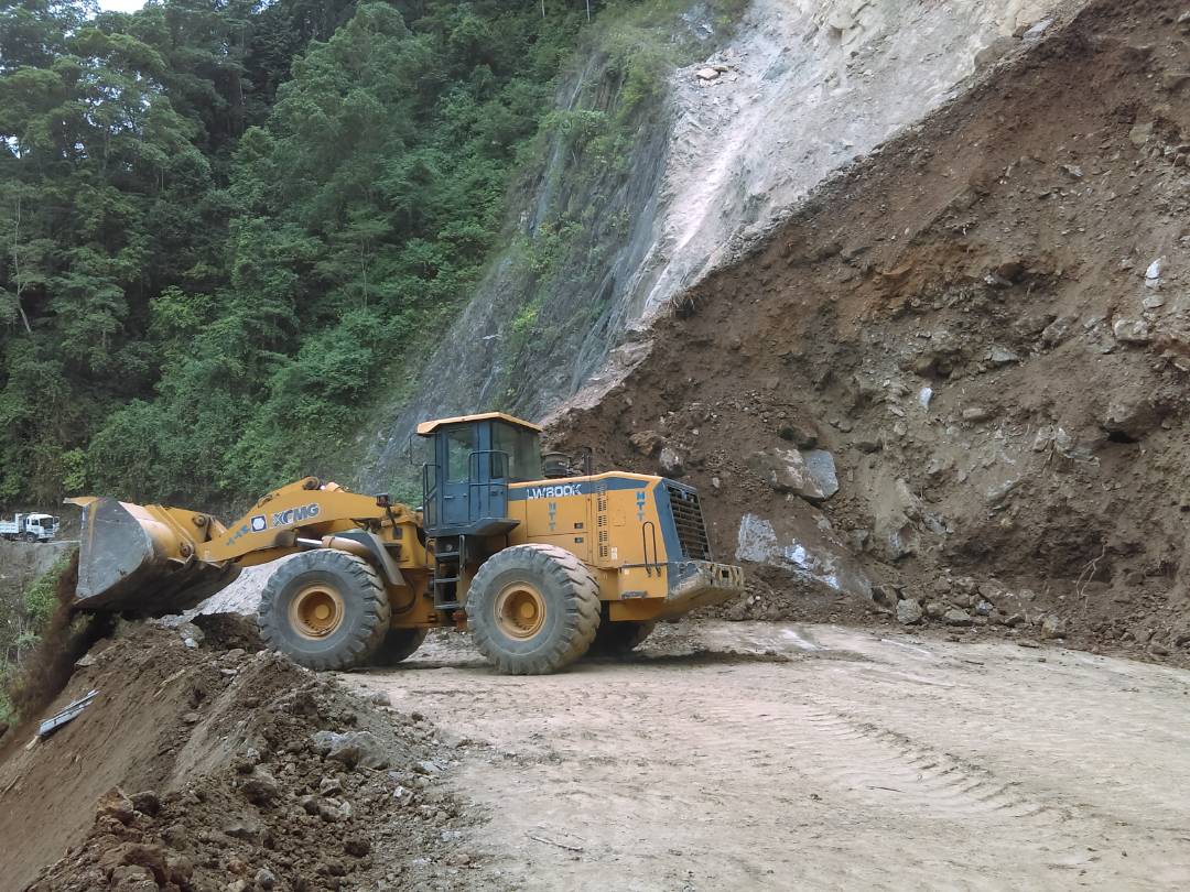 ivanrive3's tweet photo. ÚLTIMA HORA #BalanceEmergenciaZea Más de 14 mil mts cúbicos de sedimentos y material rocoso han sido removidos x maquinaria del @MppopMerida y @MPPT2017 en la vía q comunica al municipio Zea con el Eje Panamericano y zona Sur del Lago, a la altura del sector La Roca 1/3 https://t.co/n2N7XU7D5z