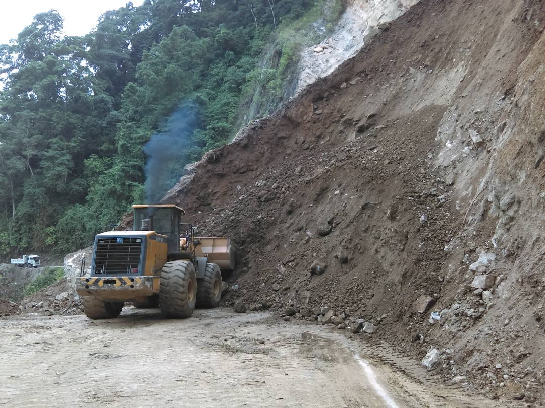 ÚLTIMA HORA #BalanceEmergenciaZea Más de 14 mil mts cúbicos de sedimentos y material rocoso han sido removidos x maquinaria del <a href="/MppopMerida/">MPPOP Mérida</a> y <a href="/MPPT2017/">MPPTMÉRIDA</a> en la vía q comunica al municipio Zea con el Eje Panamericano y zona Sur del Lago, a la altura del sector La Roca 1/3