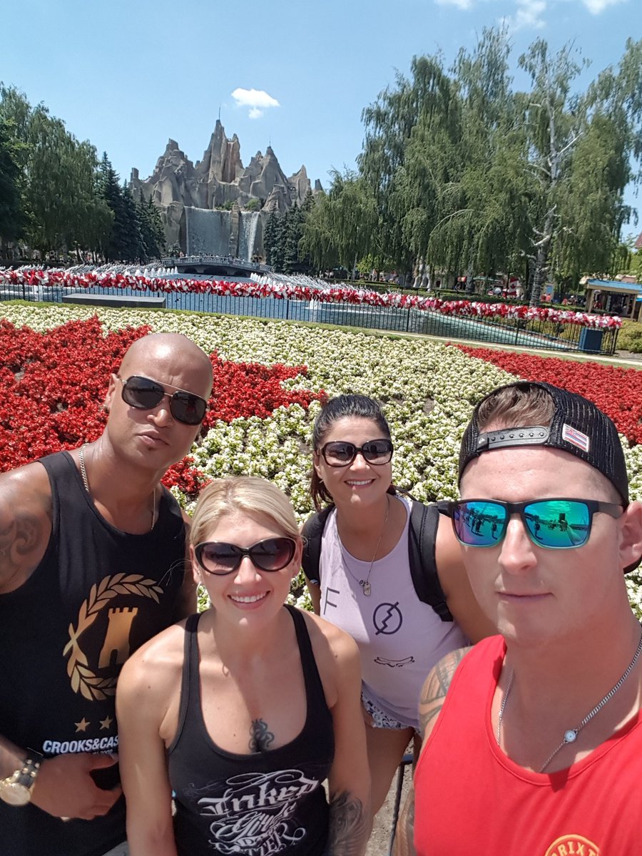 jayextremefit's tweet image. Being big kids at Wonderland today!  #Leviathan #fastpassplus