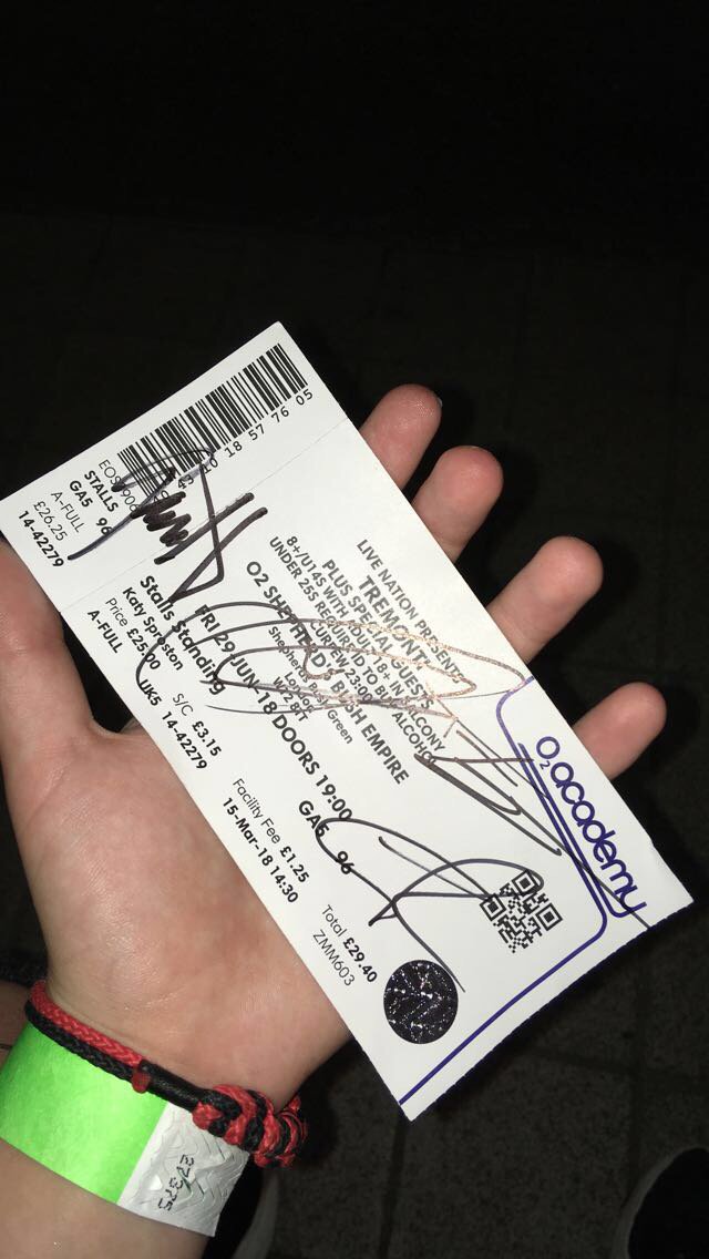 PhoebeSugg2002's tweet photo. Thank you to @MarkTremonti for an awesome gig! @TremontiProject @alterbridge for my first ever gig I’m blown away and can’t wait to watch you guys again! I have to say though hugging Mark was the highlight of my life 😭 thank you so much to you all! ❤️🙌🏻 https://t.co/iRDEZeG6JS