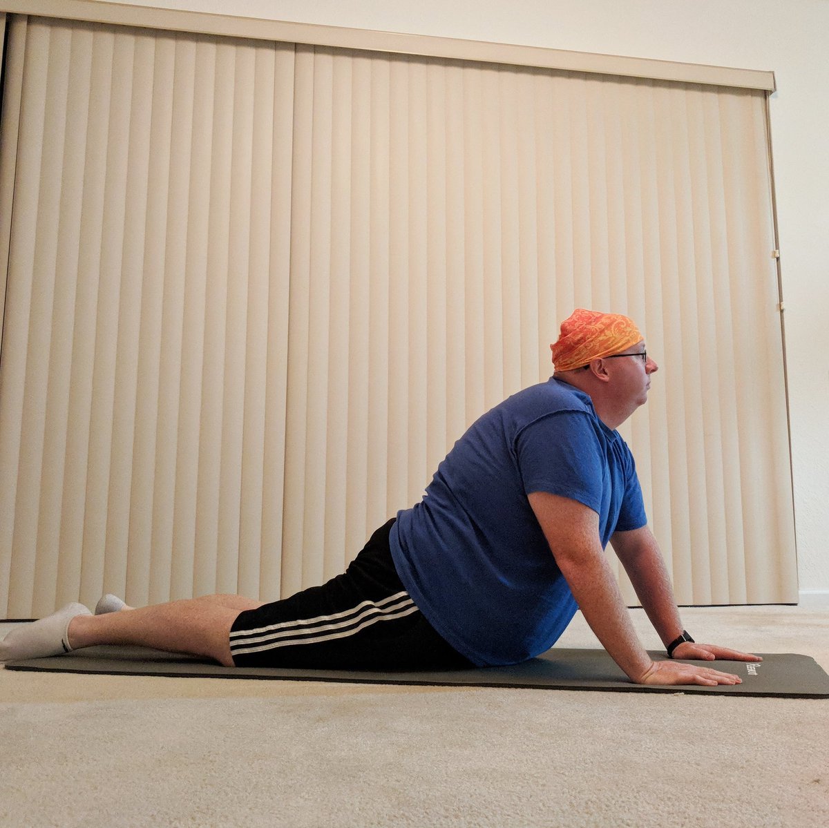 And up! Trying to bend more and #LiveMoreNow. I love working out with my @buff_usa headware. No sweat worries, face clear.

#BUFFBR #LiveMoreNow #BibChat #Ad #bibravepro