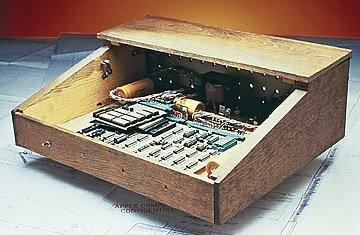 itpprojects's tweet image. 29/06/1975: La Apple I de Wozniak es el primer computador que muestra caracteres en pantalla y permite teclearlos, su competencia (tipo Altair 8800) eran equipos que recibían datos con interruptores de palanca y tenían luces señalizadoras como salida.