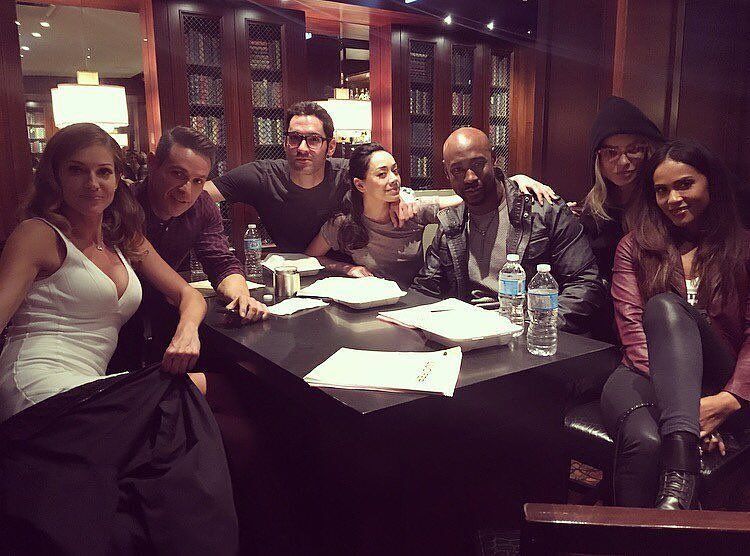 TomEllis_Spain's tweet image. We apologise for no being able to be here during the day, but we bring you some #Lucifer cast pics 💞 How has your day been? ✨