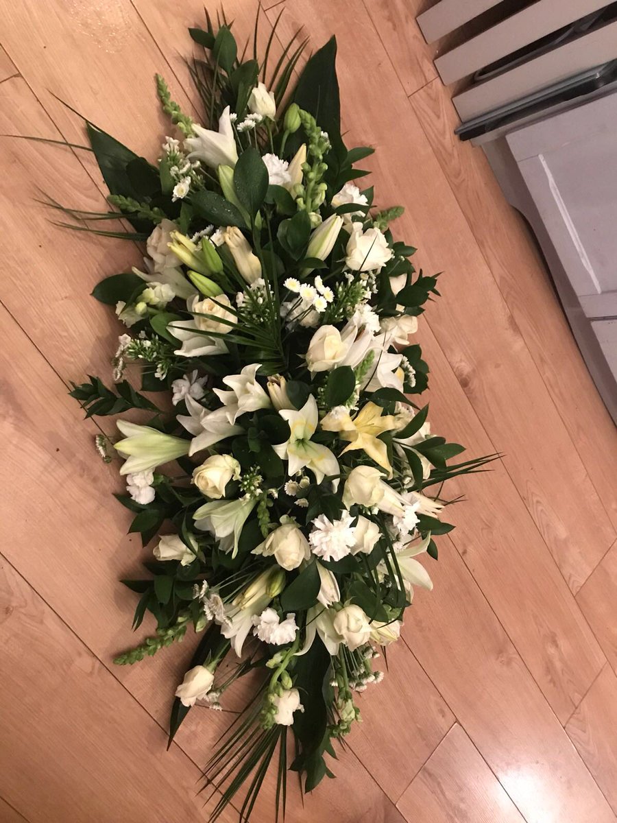 Roots__To_Roses's tweet photo. Beautiful classic white floral tribute #lillies #asianlillies #funeralflowers #rootstoroses #roots2roses #discoverwellingborough #Wellingborough #Northamptonshire  https://t.co/PXPkLKH2ZR https://t.co/iMo97ePcfB