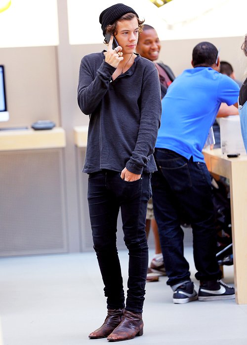 todays1dhistory's tweet photo. Today (June 30) in 2013 - Harry rocks #2 of his 2013 NY Outfit Quartet of Dreams--the "soft art major you saw napping on the couch in the coffee shop who prob spends his Fri nights listening to spoken word poetry" look 💯💯

#TeenChoice #ChoiceFandom #Directioners @onedirection https://t.co/9BoY7w1A0z