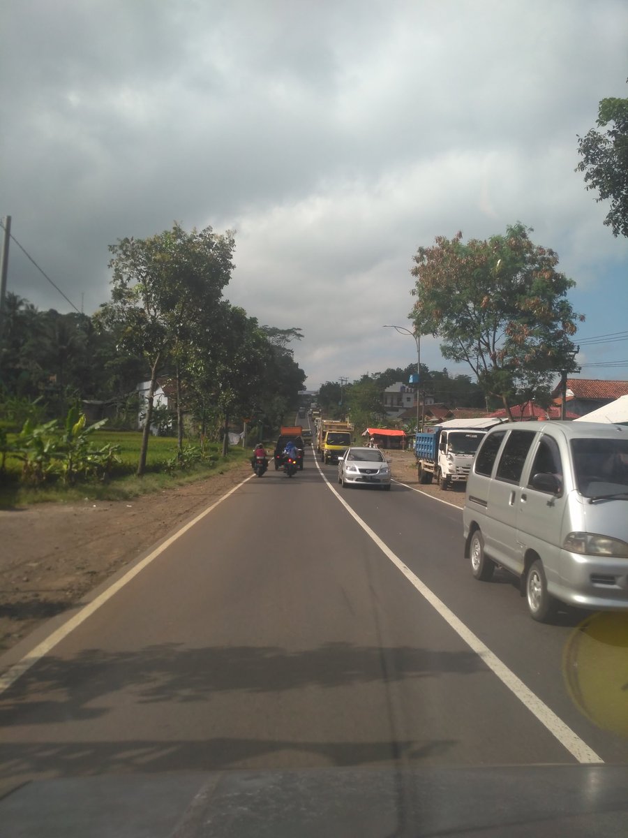 rt03plscibiru's tweet photo. @PRFMnews macet ditanjakan setelah malangbong, Ada truk mogok https://t.co/E1w2CCZwrY