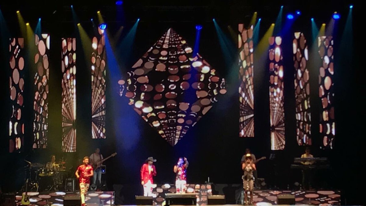 QuattroProducs's tweet photo. Un éxito el Show de nuestros @Fab90s @COMEGOAC @PepsiCenterWTC https://t.co/4lKvfWll2Z