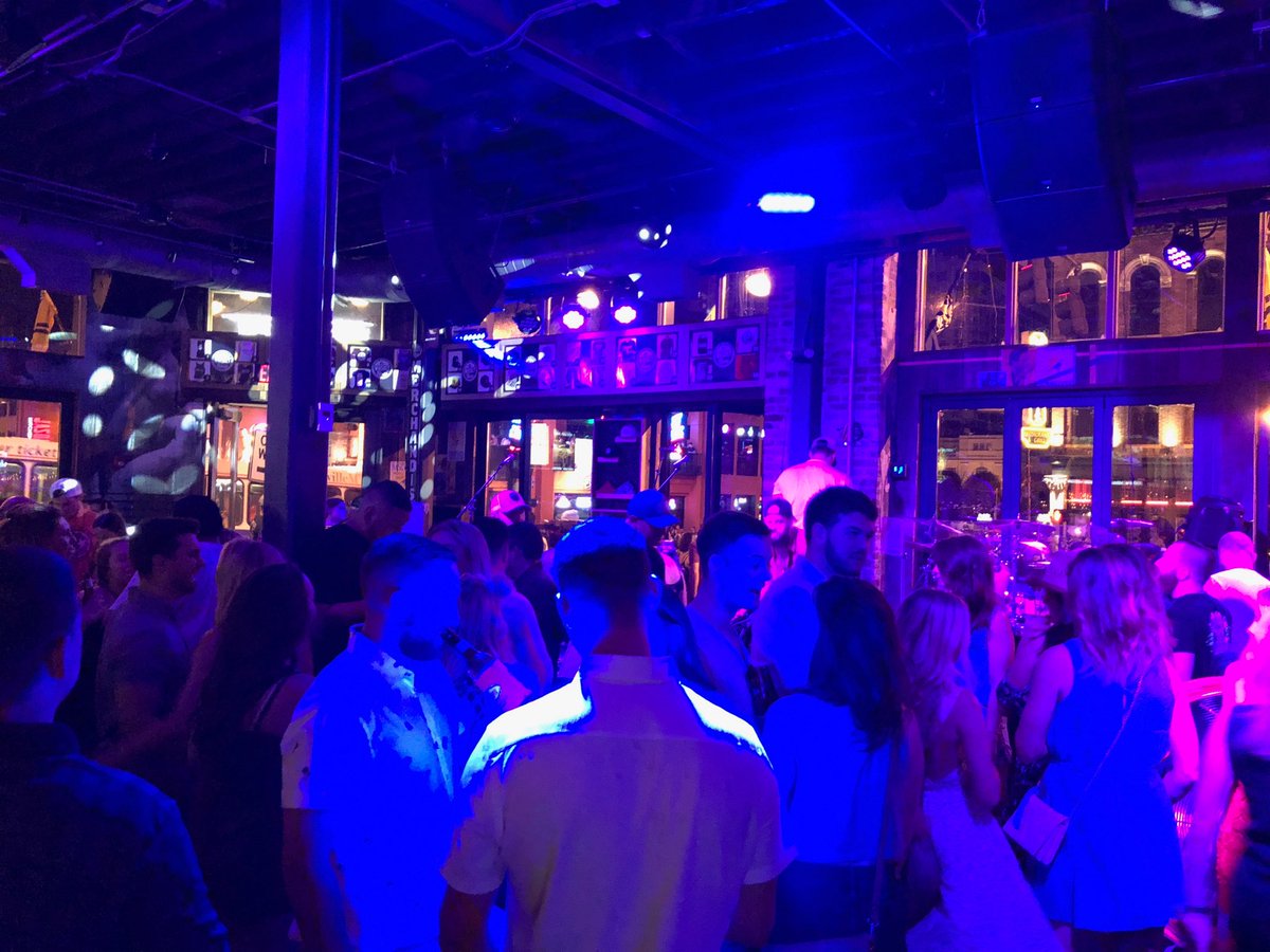 funzPfeifer's tweet photo. Tip it on back #WRNashville https://t.co/Vwaa6nsqrR