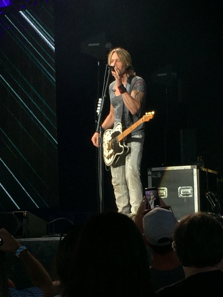 hbridges12's tweet photo. @realbridgey77 @KeithUrban https://t.co/nLugQAH27W