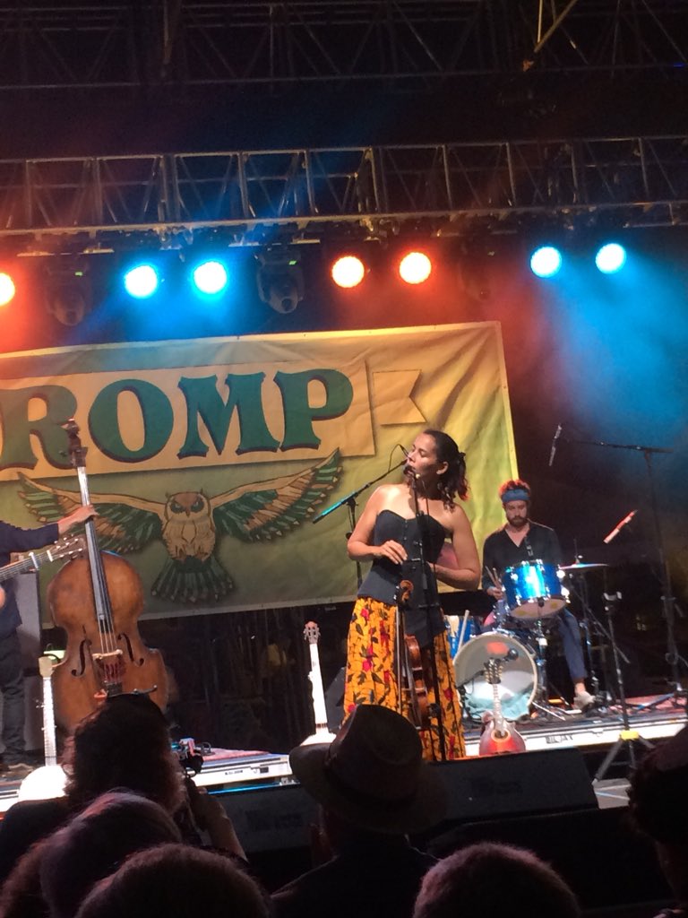 kittylacecos's tweet image. I will never not be amazed by @RhiannonGiddens! #rompfest #jamgrass #goddess