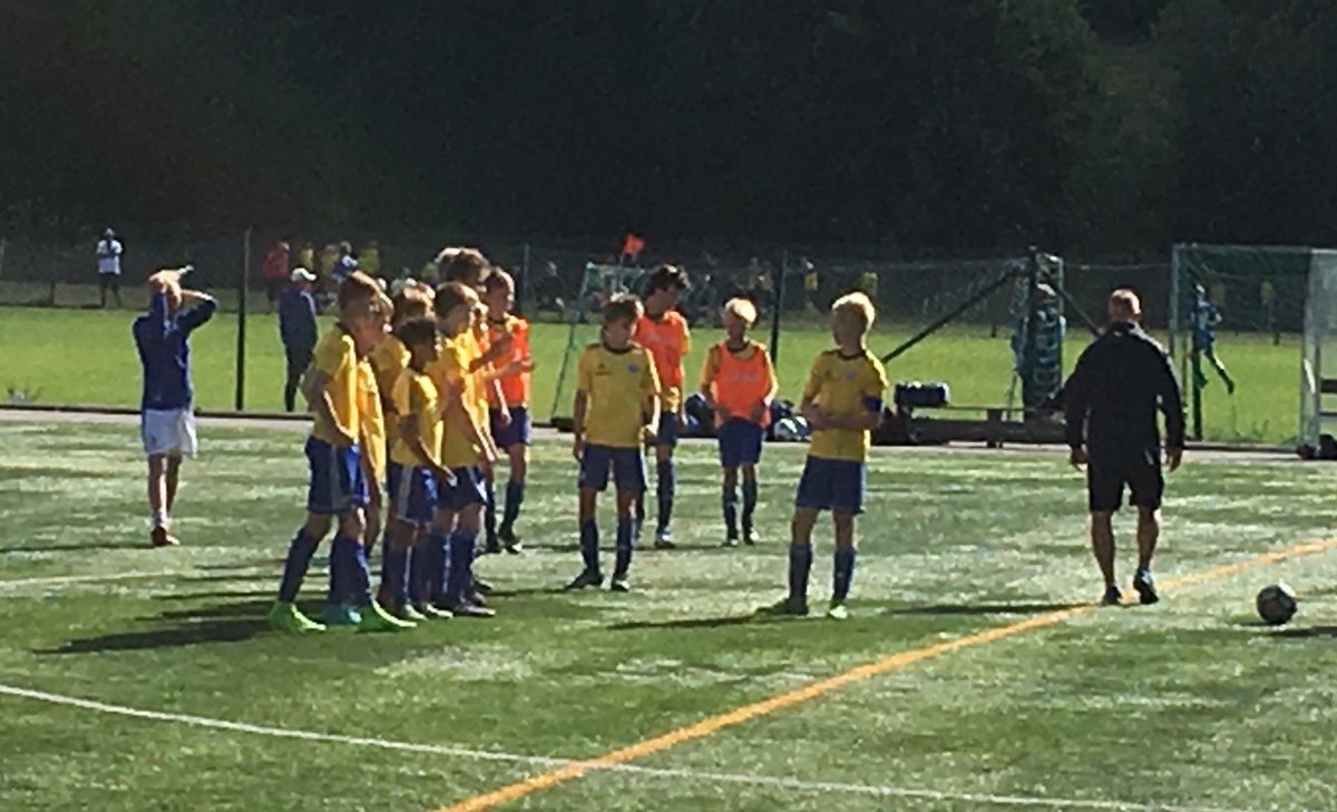Tiilikainen's tweet photo. #HJK 04 sininen kampasi niukan 1-0 voiton #PPJ’sta #KyIF turnauksen avausmatsissa aurinkoisella Kirkkonummella. Paikkoja oli enempäänkin. Tiukan matsin jälkeen sopuisa kättely. Olot kohdillaan. #kesä #jalkapallo https://t.co/rRpEL856ei