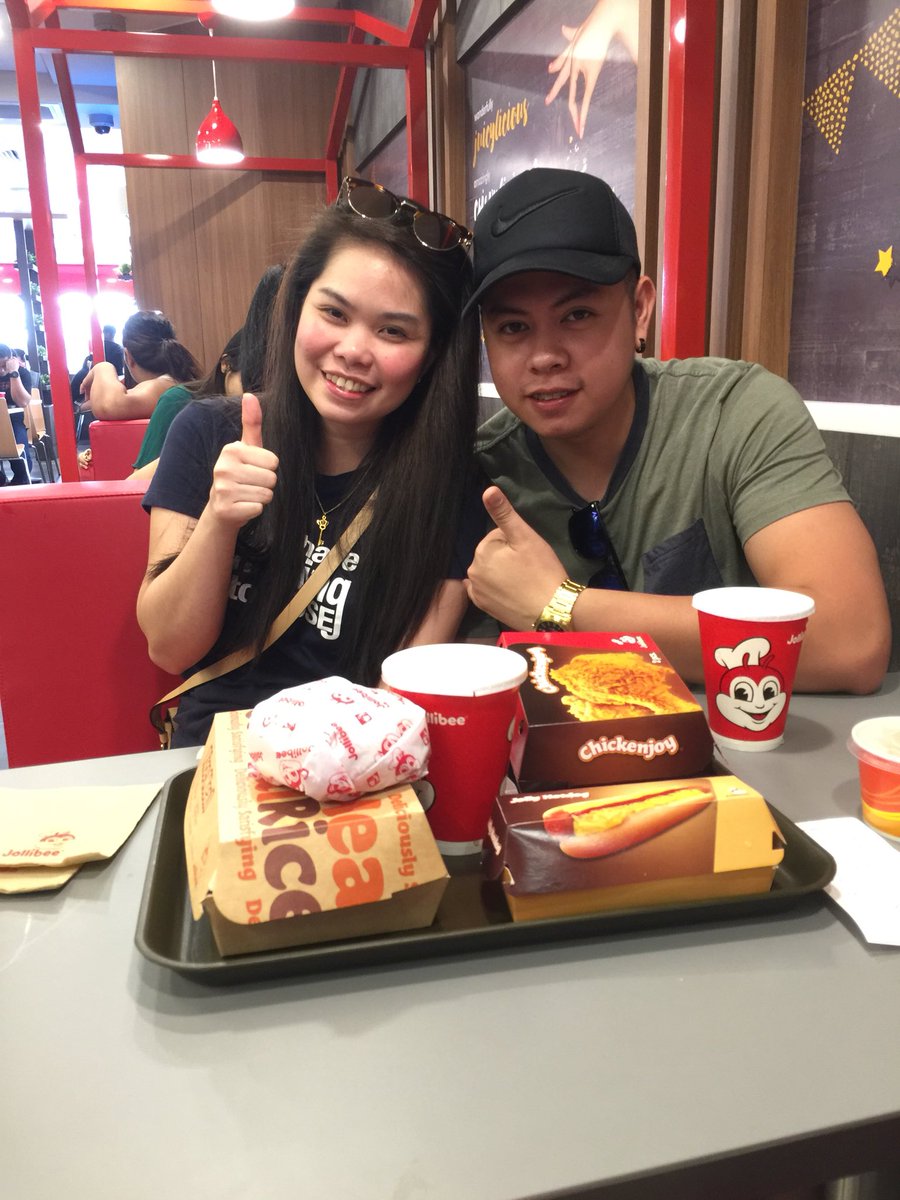iamlupinthe3rd's tweet photo. 😋🐽Babicouples🐽😊
#jollibeebidaangsarap🤤 https://t.co/OYbeZcqx3X