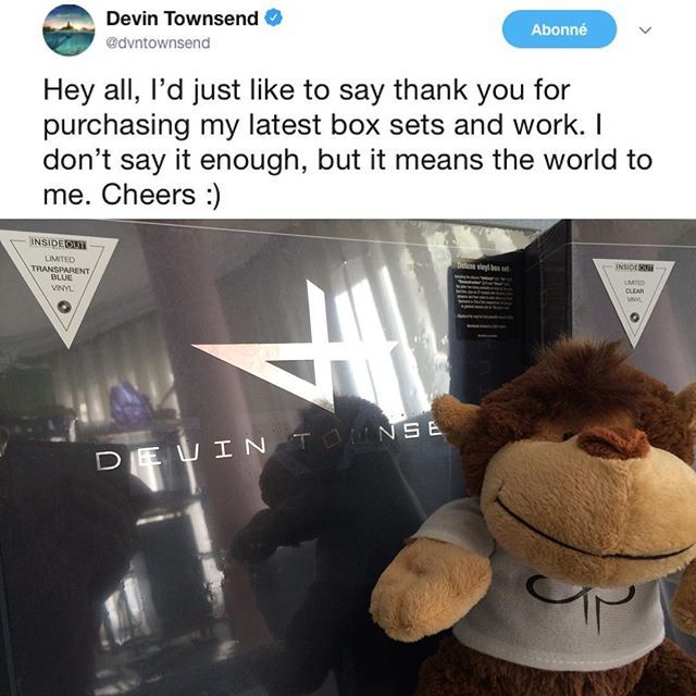 LeDevinCircus's tweet image. Notre mascotte Lucky a souvent du mal à choisir entre de si belles éditions mais elle est tellement heureuse de soutenir son artiste favori ✌️
Et vous, une image de votre dernière acquisition devinesque ? 🧐
#DevinMania ift.tt/2KxQseY