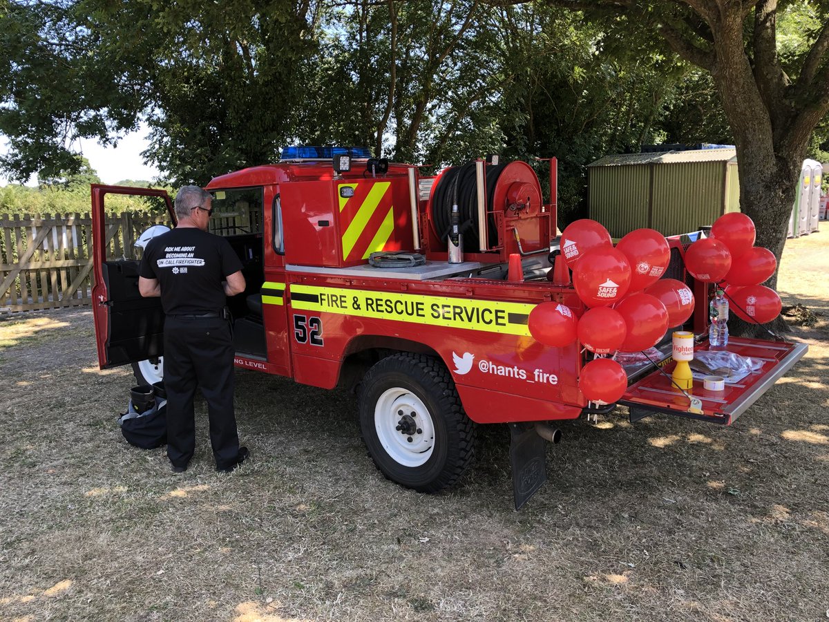 BurleyFire52's tweet photo. H52M1 currently @ Sopley School Fete. If you’re in the area come and pay us a visit as there’s plenty of fun things to do. #safeandsound https://t.co/Kj0UJ9ZdbK